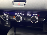 【オートエアコン】一度お好みの温度に設定すれば、車内の温度を検知し風量や温度を自動で調整。暑い&hellip;寒い&hellip;と何度もスイッチ操作をする必要はありません。快適な車内空間には必須の機能ですね♪