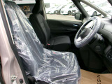 まずは、お座り下さい。運転している感覚がつかめると思います^^