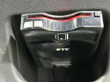 【ETC】有料道路を利用する際に料金所で停止することなく通過できる、ETC車載器(ノンストップ自動料金収受システム機器)が装備されています。セットアップを行うことで利用可能になります。