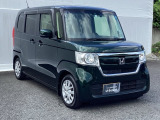 狭い駐車場でも、スライドドアならチャイルドシートへのお子さまの乗降や荷物の積載もスムーズ。とても便利な【助手席側。電動スライドドア】ドアハンドを少し引くだけでリアドアが自動開閉します。