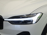 【LEDヘッドライト】ハイビームを先行車や対向車にあてず、その両サイドではハイビーム照射を維持。見える範囲が段違いに広くなりました。北欧神話に登場するトールハンマーをモチーフにデザイン。