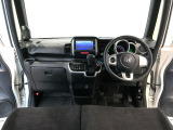 【前方視界】開放的な前方視界!運転がしやすく疲れにくいです♪窓が大きく、見通しがとっても良いおクルマですよ♪