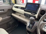 助手席周辺はこのようになっております。運転手だけでなく助手席に一緒に乗られる方も広々と快適にお乗り頂けるような設計です!各種装備を次の写真からご案内いたしますのでご覧ください。