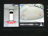 空から見下ろすような視点で、スムーズな駐車と安全確認をサポートする「アラウンドビューモニター」付です。
