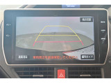 バックガイドモニター(バックモニター)付き。車両後方の映像をナビ画面に表示し、駐車などの後退操作をサポートします。