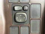 狭い駐車場で便利な電動格納ドアミラーが付いています。