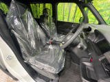 運転席まわりには十分なスペースがあり、大柄な方でもゆったり運転していただける環境です。