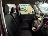 運転席の画像です。足元やシートまわりに余裕があり、リラックスした姿勢で運転が可能です。視界も良好で操作系へのアクセスもしやすく、快適で安心感のあるドライブをサポートします。