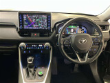 運転席周りのレイアウトをご覧ください。ナビゲーションが綺麗に装着されすっきり収まってますね!