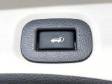 【パワーバックドア】スマートキーや運転席のボタンを押すだけでリアゲートが自動で開閉します!荷物を持っている時や、高い位置にあるバックドアを閉める際に便利な機能です♪