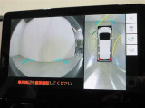 パノラミックビューモニター付きです。車両を上から見たような映像をディスプレイオーディオ画面に表示。運転席からの目視だけでは見にくい、車両周辺の状況をリアルタイムでしっかり確認できます。