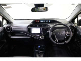 スタイルブラックの名前通りピアノブラック調パネルで上質感ある運転席廻りです。フードが低いセンターメーターで運転席からの視界は良く、操作ボタンなどは届きやすい位置に配置され利便性も良く使いやすいですよ。