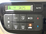 【オートエアコン】一度お好みの温度に設定すれば、車内の温度を検知し風量や温度を自動で調整。暑い&hellip;寒い&hellip;と何度もスイッチ操作をする必要はありません。快適な車内空間には必須の機能ですね♪