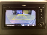 車の後方に小型カメラが付いておりバックする際の後方の様子をモニター上に表示します。