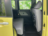 後部座席もゆったりと過ごせる空間。長距離移動でも疲れにくいのが魅力です。家族や友人と快適なドライブを楽しめます。