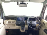 運転席は、大きな座面と包み込むような背もたれがドライバーの身体全体をしっかり支えます。上質なシート素材と座り心地のよいクッションを採用し、長時間の運転やコーナーの多い道も快適です
