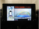 【パノラマモニター】に搭載した4つのカメラにより、車を真上から見ているような映像を表示。運転席から確認しにくい車両周囲の状況を把握できます。