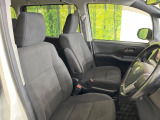 運転席まわりには十分なスペースがあり、大柄な方でもゆったり運転していただける環境です。