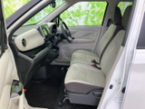 ドライバーの視界を妨げない、広々とした室内空間。操作性も良く、運転に集中できます。