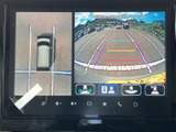 後方の状況を画面で確認できるので、狭い場所でも安全に駐車できます。カラフルなガイドラインも便利で、駐車が苦手な方にもおすすめです。