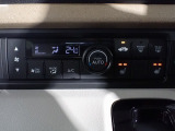 運転席からも手が届きやすく、操作しやすい空調コントロールパネル。オートエアコンなので操作の煩わしさが無くオールシーズン快適にドライブできます。快適空間で運転に集中できますね。