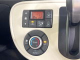 【オートエアコン】一度お好みの温度に設定すれば、車内の温度を検知し風量や温度を自動で調整。暑い&hellip;寒い&hellip;と何度もスイッチ操作をする必要はありません。快適な車内空間には必須の機能ですね♪
