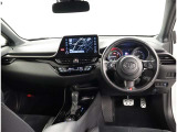 デザインもよく、居心地のよい運転席ですね。分かりやすいスイッチ類ですから操作もしやすく運転をサポートします。ぜひご来店いただき、実際にお座りいただいてステアリングを握ってみてください!