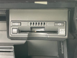 【ETC2.0(DSRC/ITSスポット)】ETCカードを挿入すれば料金所はノンストップで通過できます。ETC限定の割引や、高速道路の情報提供サービスを利用できます。