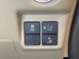 Hondaセンシング用の、VSA(ABS+TCS+横滑り抑制)解除と路外逸脱抑制機能のオンオフスイッチなどはハンドルの右側に装備しています。