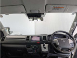 シンプルながら機能性あふれる運転席周りです。 使いやすいスイッチ類の配置によりとても運転しやすいですよ。