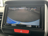 見やすい地図表示で、運転中の道案内をサポート。スムーズな移動を可能にする頼もしい機能です。遠出も安心してお任せください。