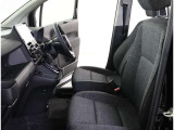 シックな色使いの運転席周りですね。すっきりとしたデザインで上品な色使いです。居心地の良い運転席長く座ってられるリラックスできるデザインがいいですね。