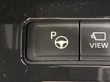 【リモート機能つきアドバンストパーク】専用スマートフォンアプリの使用で、車外から遠隔駐車・出庫が可能な先進機能。広い場所で乗り降りしたい時に便利です♪