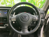 握りやすい形状で、運転操作をスムーズに行えます。オーディオやハンズフリー通話などの操作もステアリング上から可能です。快適なドライビングをサポートします。