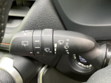雨天時でもクリアな視界を確保するワイパーレバー。運転の安全性を高める、頼もしい機能です。