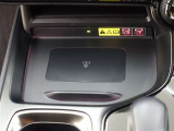 ワイヤレス充電機能で接続の手間いらず。スマートフォンなどをワイヤレスで充電可能です。