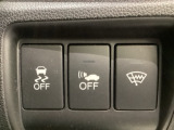 VSA装備車です。VSAはドライバーの操作と車の動きを見守っています。もし車の挙動が乱れたとき、4輪別々にブレーキをかけたり、エンジンパワーをしぼることによって車を安定させます。
