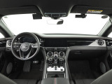 前車追従機能、レーンキープアシスト、ヘッドアップディスプレイも付いており、多数のオプションを備えております。