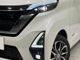 【LEDヘッドライト】悪天候や夜間走行時も良好な視界を確保し安心して運転できる高輝度LEDヘッドライトを装備!点灯速度が早く、消費電力も抑えられています。