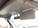運転席・助手席にサンバイザーを設置。日差しの強い日でも快適に運転できます。