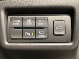 運転席脇のクラスタースイッチ部分にはカメラ切り替えスイッチ、パーキングセンサー、その他走行系スイッチを集中配置しております。