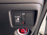 左側に電動スライドドアを装備。ワンタッチで開閉できるため、荷物の積み降ろしやお子さまの乗り降りがスムーズです。