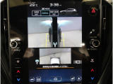 左右のサイドカメラ映像を同時に表示し、車両周囲の死角をしっかりカバー。狭い道や駐車時の接触リスクを減らし、安心して操作できる視界を確保します。