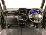 車内は光触媒抗菌消臭施工済です。スタイリッシュなデザインでスポーティなインパネ周りを演出します。グローブボックスやカップホルダーのほかにトレーなどたくさんの収納スペースが付いています。