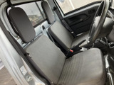 運転席はシンプルで機能的な空間。座り心地も良く、長時間のドライブでも疲れにくい設計です。快適な運転をサポートします。