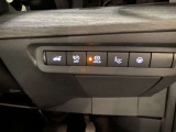 インストパネル右下には、各種スイッチ類が装備されてます。