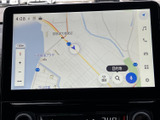 高精細な地図表示で、目的地までスムーズに案内します。渋滞情報もリアルタイムで確認でき、効率的なルート選択が可能です。