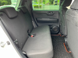 ★セカンドシートアレンジ★ 左右分割式のチップ機構を備えています。荷物の状況に応じて使い分けできます。背の高い荷物も積込みOKです。