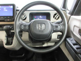 ハンドルの両側に操作ボタンが付いております。運転しながら操作ができるのでとっても便利!