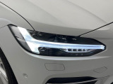 【LEDヘッドライト】悪天候や夜間走行時も良好な視界を確保し、安心して運転できる高輝度LEDヘッドライト!北欧神話に登場する「トールハンマー」をモチーフにした、一目でボルボとわかるデザインです。
